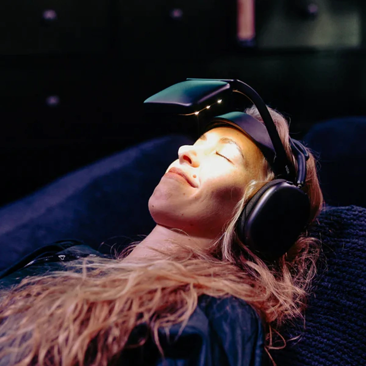 NeuroVIZR Headset in Anwendung